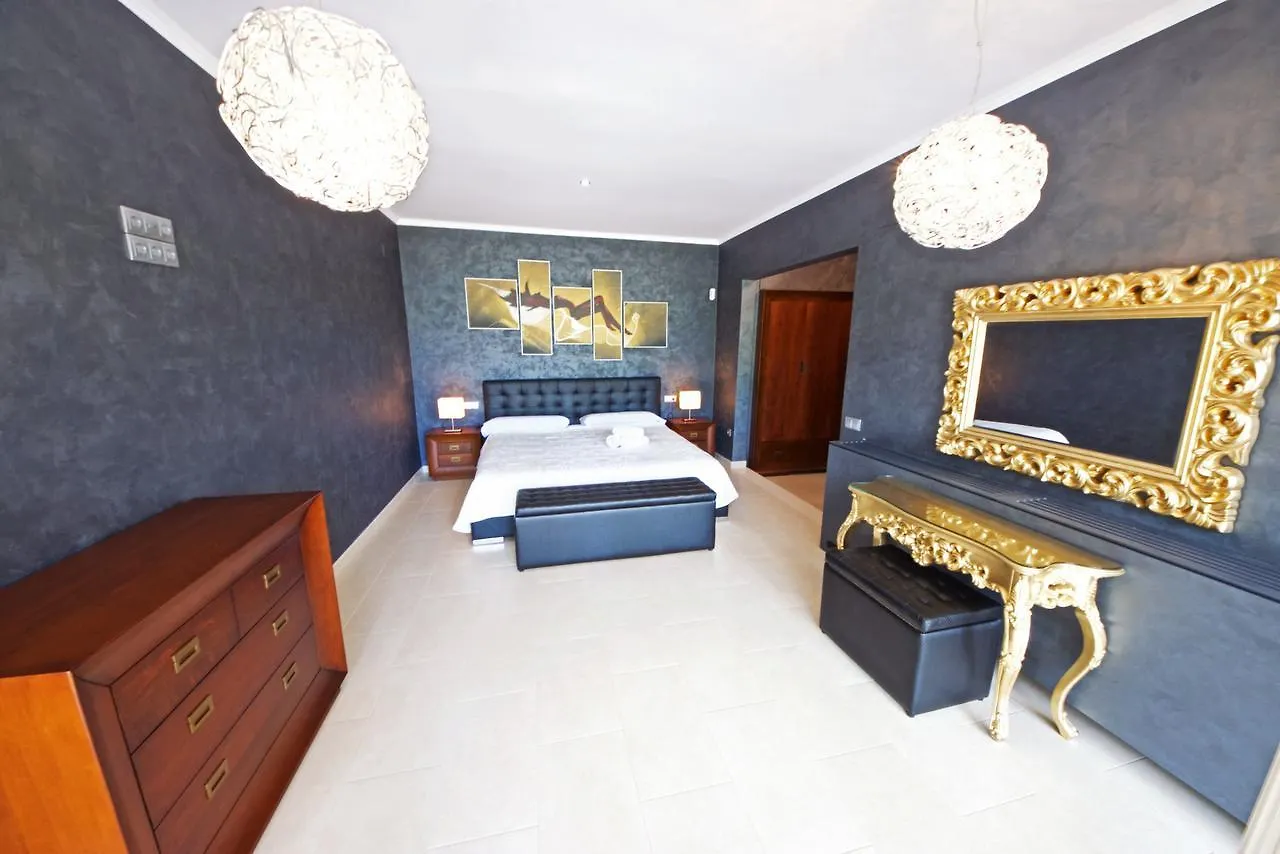 Cui Bono Villa L'Ampolla 0*,